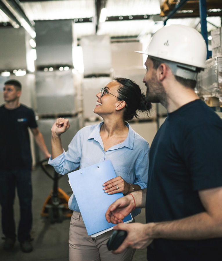 Ein Bauteam nutzt intelligente Lösungen auf einem digitalen Tablet, um die Einsatzplanung der Arbeitskräfte und die Effizienz zu optimieren.