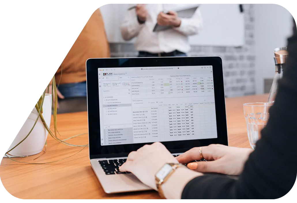 Nahaufnahme eines Laptops mit der HR-Controlling-Oberfläche von Software4You zur Analyse von Personalkosten, Budgetplanung und Integration mit der Timegrip-Dienstplanung.