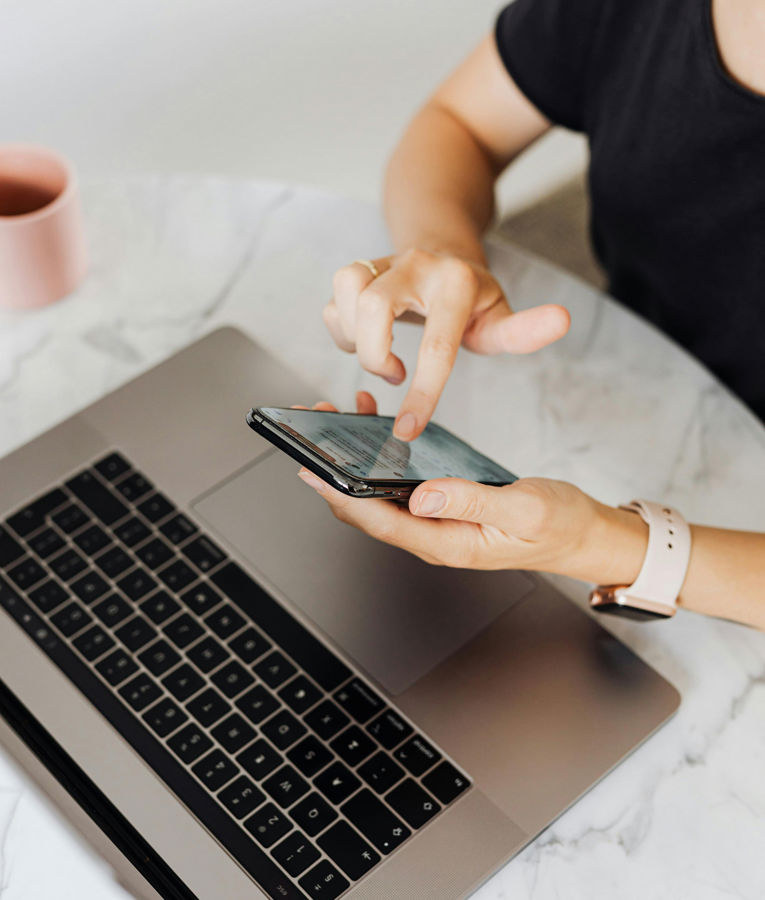 Expertin passt Benutzerzugriffsrechte auf einem Laptop an, verbessert die Sicherheit und persönliche Einstellungen.