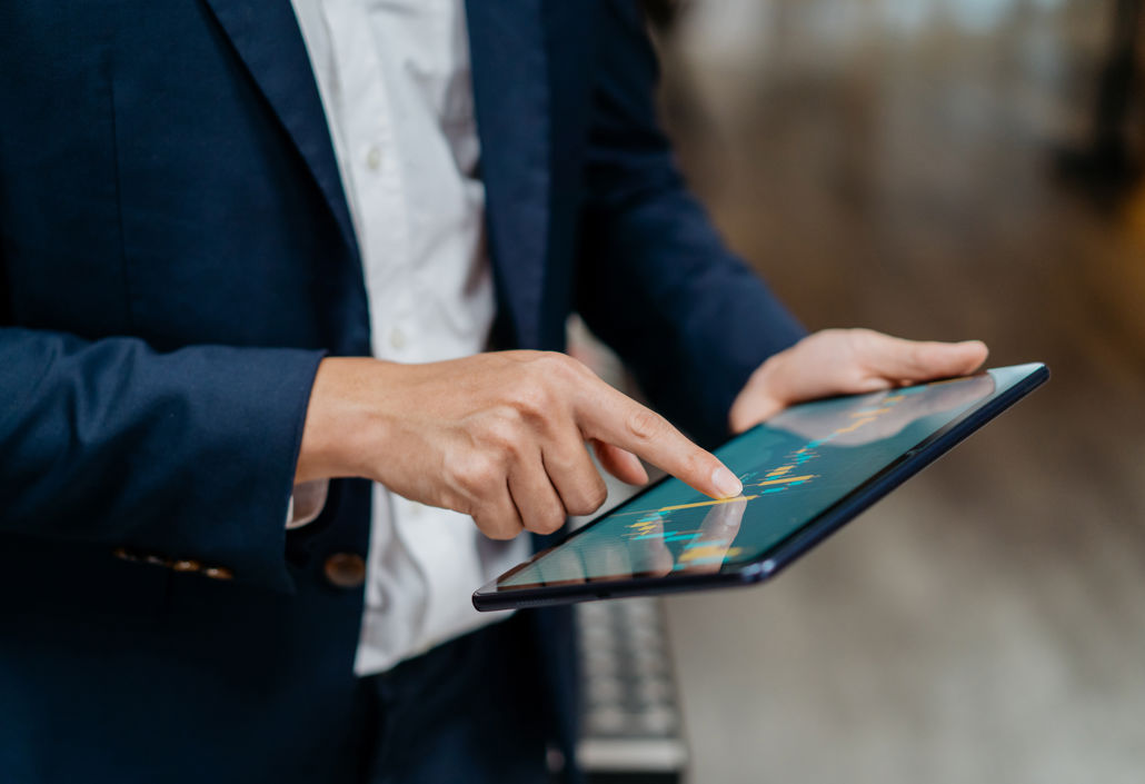 Geschäftsperson nutzt ein Tablet zur Analyse von Daten und Planung – ein Beispiel dafür, wie man mit Echtzeit-Tools einen effizienten Einsatzplan erstellt.
