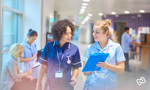 Mitarbeiter im Gesundheitswesen arbeiten gemeinsam an Einsatzplanung und Zeiterfassung für optimales Workforce Management und eine bessere Work-Life-Balance