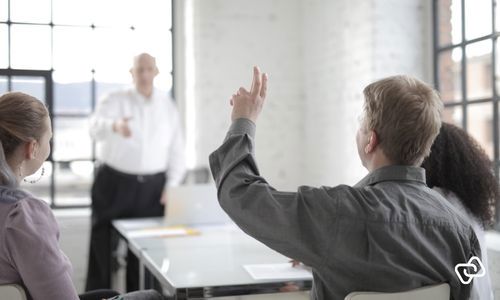 Ein Mitarbeiter in einem Unternehmen stellt Fragen zur Zeiterfassung. Der Mitarbeiter erhält Antworten auf die häufigsten Fragen zur Zeiterfassung sowie eine Erklärung der gesetzlichen Vorschriften zur Zeiterfassung.