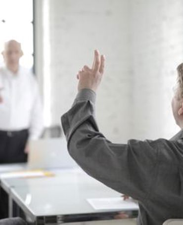 Ein Mitarbeiter in einem Unternehmen stellt Fragen zur Zeiterfassung. Der Mitarbeiter erhält Antworten auf die häufigsten Fragen zur Zeiterfassung sowie eine Erklärung der gesetzlichen Vorschriften zur Zeiterfassung.