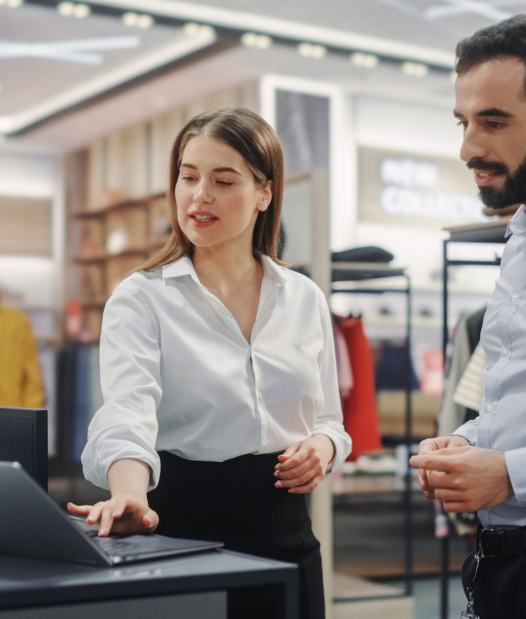 Ein vielfältiges Verkaufsteam arbeitet gemeinsam und entwickelt Strategien für ein erfolgreiches Projekt.