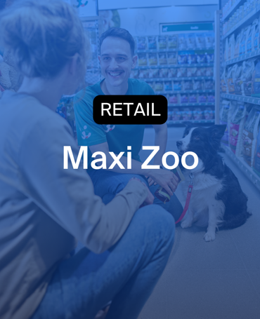 Mitarbeitende bei Maxi Zoo, die Kundinnen und Kunden unterstützen und Regale auffüllen, mit Einsatzplanung über die gesamten Öffnungszeiten und erfasst über eine Stempeluhr.